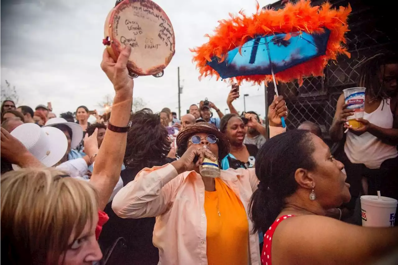 The Traveling Bartenders That Sustain New Orleans' Parade Goers