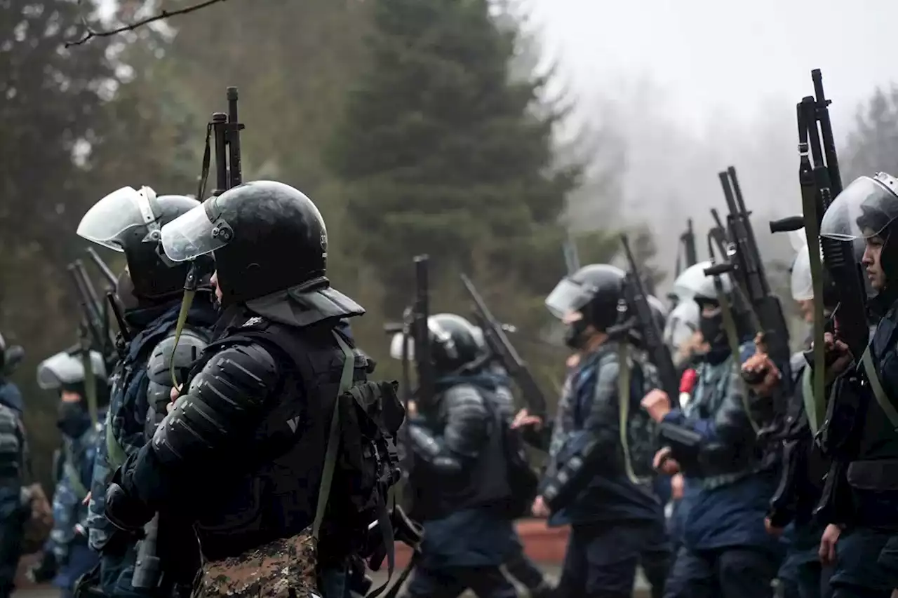 Военные на БТР и бронемашинах взяли в кольцо погромщиков в центре Алма-Аты