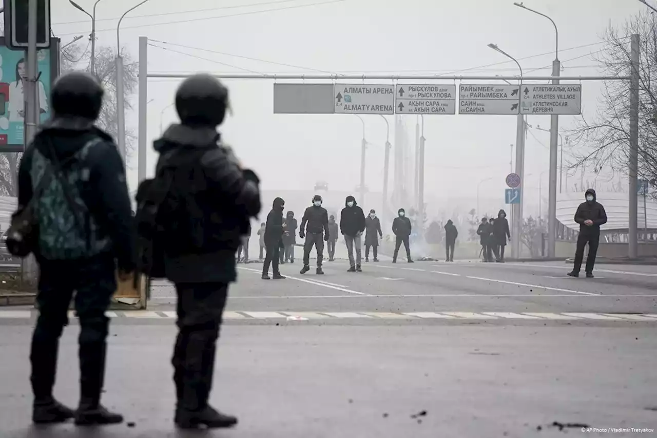 Вооруженные люди окружили две крупные больницы в Алма-Ате, сообщили СМИ