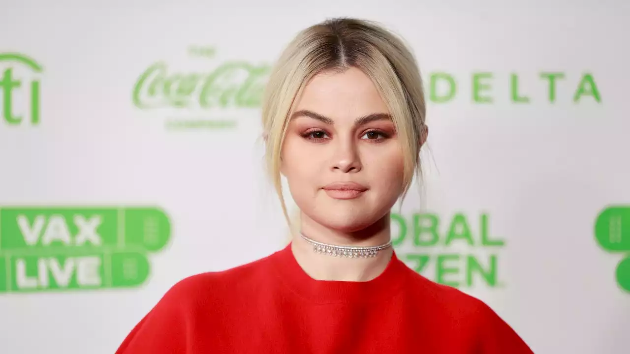 Selena Gomez Starts the New Year With a Bob and Y2K Glam