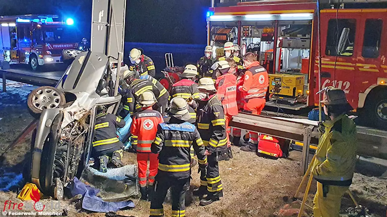 Bayern: Seitlich liegendes Unfallauto zur Menschenrettung per Leiterhebel in München aufgerichtet