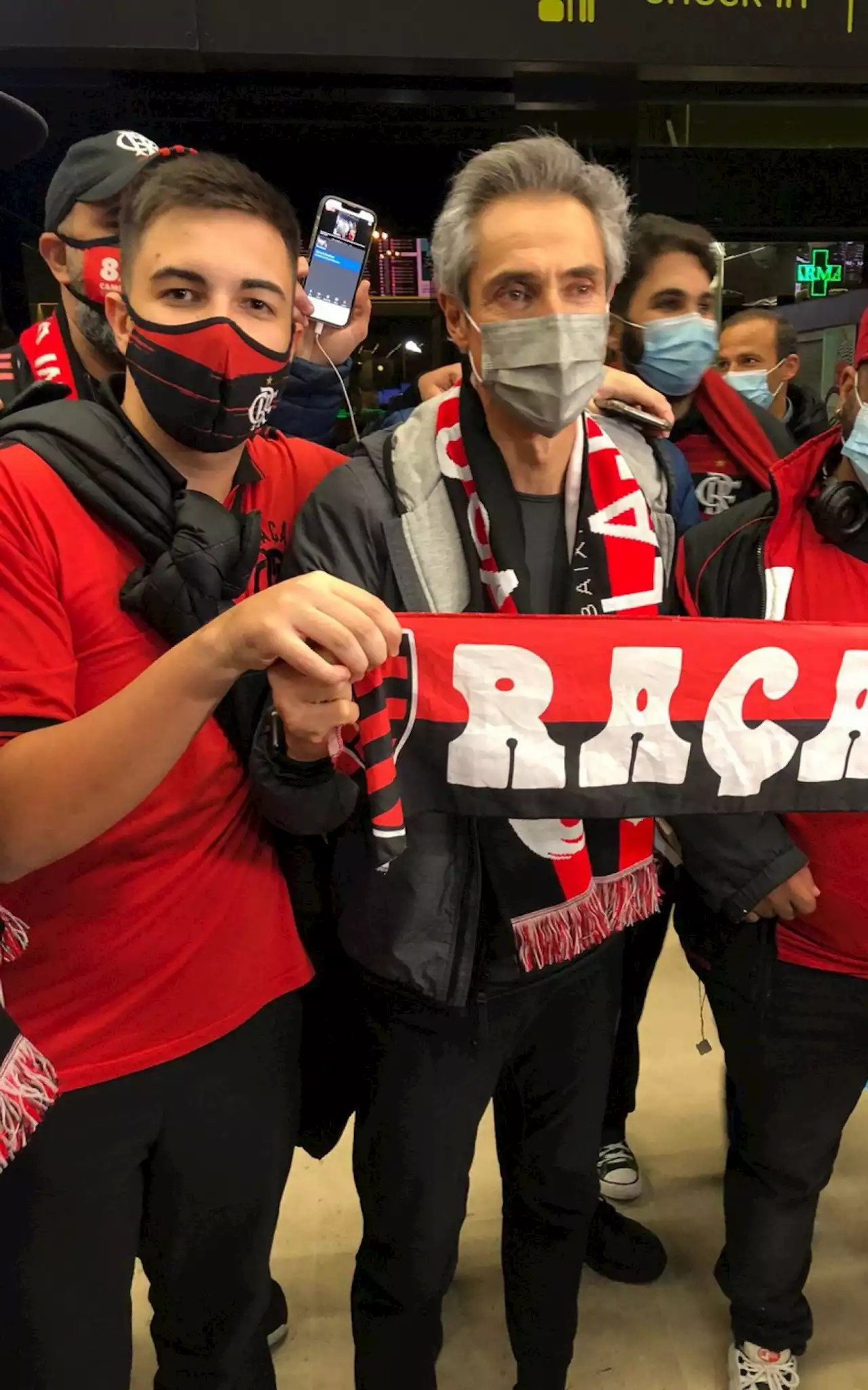 Paulo Sousa embarca para se apresentar ao Flamengo e destaca apoio da torcida: 'Estão em todo lugar' | Flamengo | O Dia