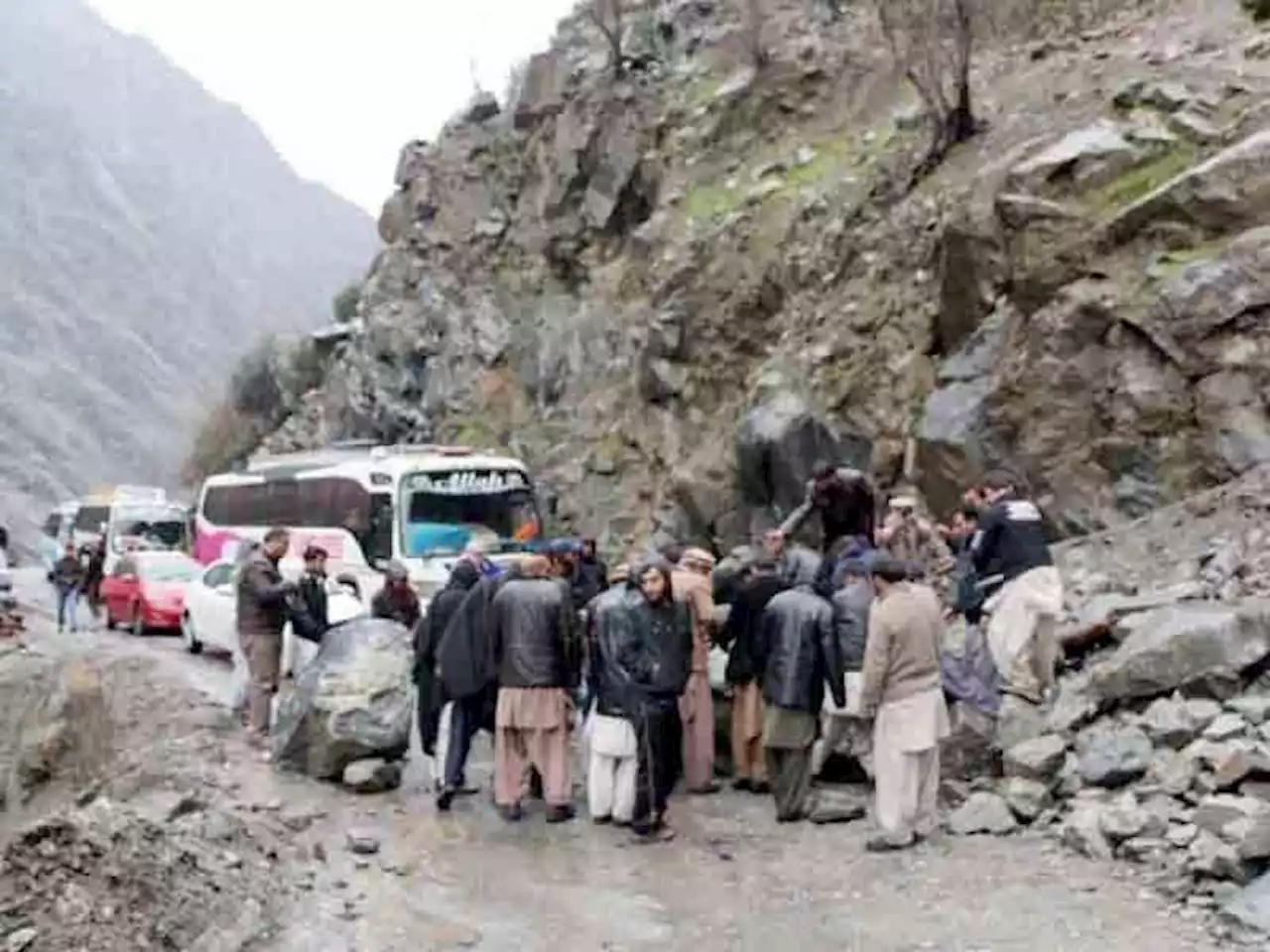 لینڈ سلائیڈنگ کے باعث گلگت اور راولپنڈی کے درمیان زمینی رابطہ منقطع