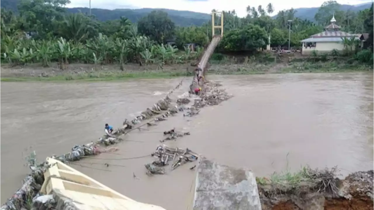 Dua Jembatan Penghubung Antar Desa Roboh, Warga Kesulitan Angkut Hasil Bumi