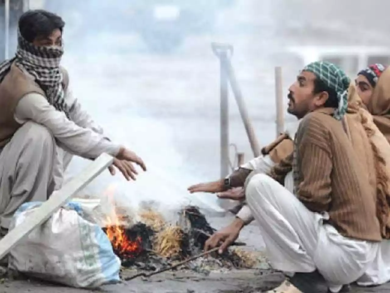 کراچی میں کوئٹہ کی ہوائیں چلنے سے درجہ حرارت مزید کم ہوگیا - ایکسپریس اردو