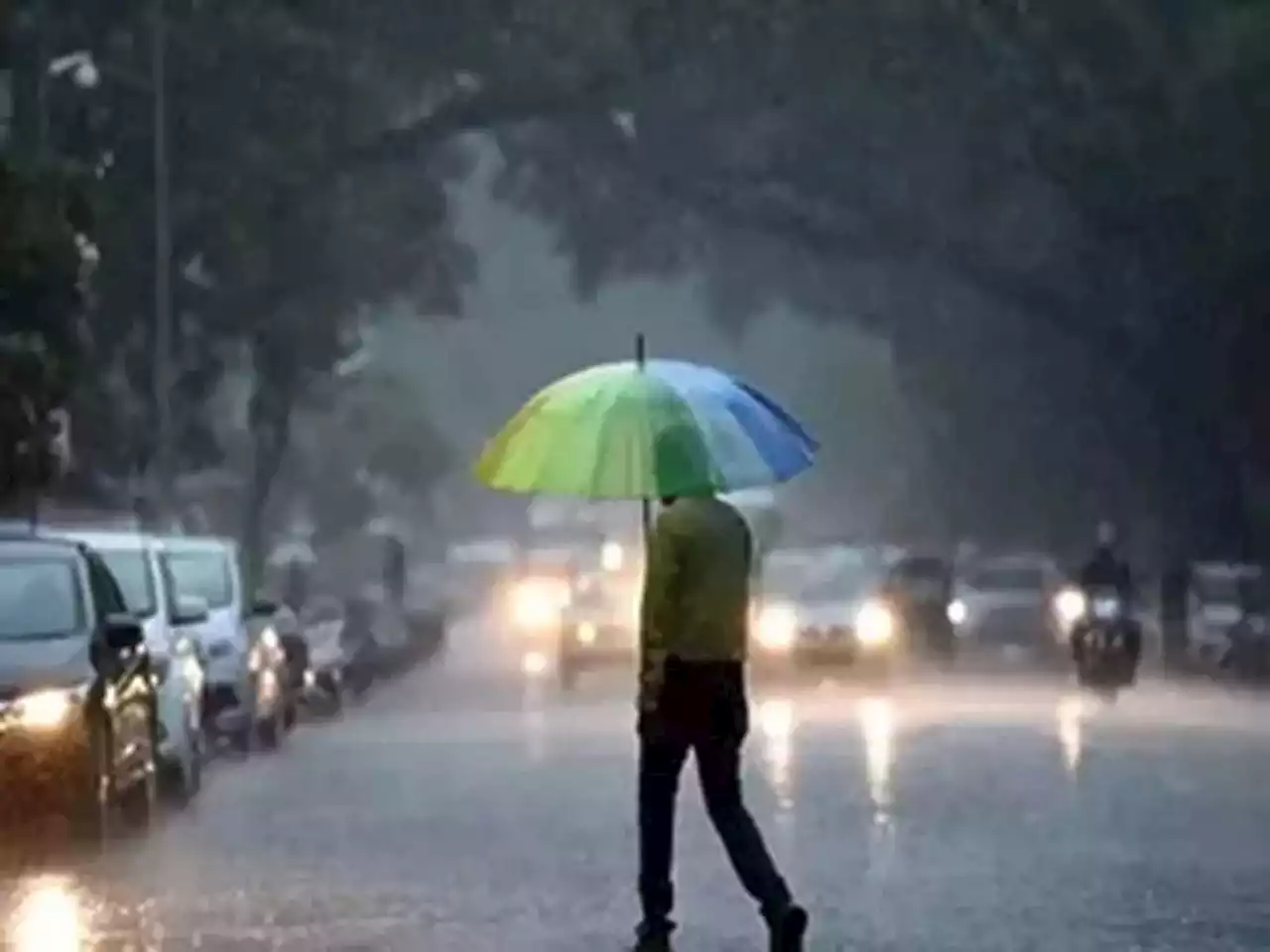 Delhi Weather Update: दिल्ली-NCR में बदला मौसम, आधी रात से लगातार हो रही बारिश