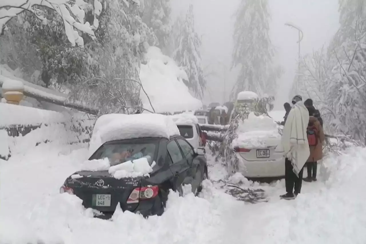 At least 16 tourists stranded in snow-covered vehicles die in Pakistan