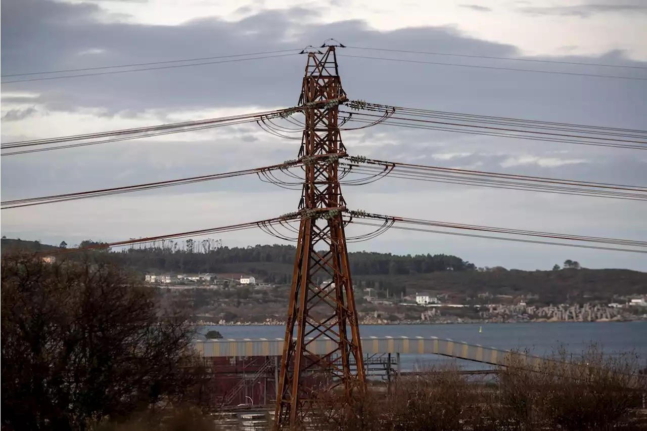 El precio de la luz cae este domingo un 41% y se sitúa en 119 euros/MWh