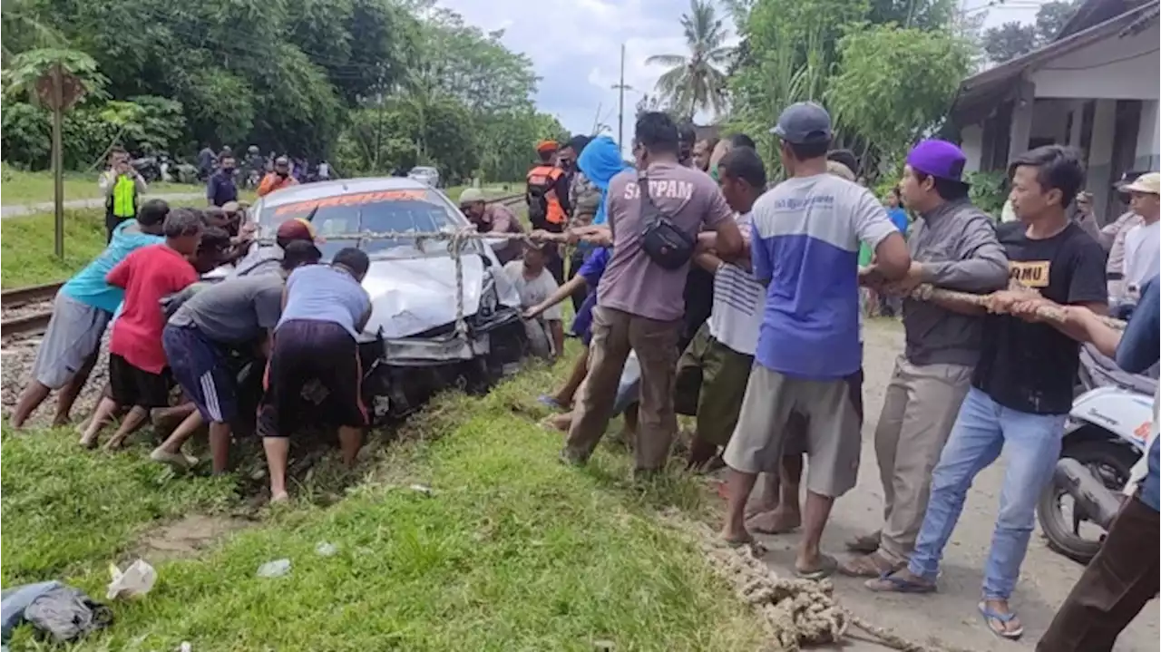 Mobil Tertabrak Kereta Api, Sopir Terpental ke Luar