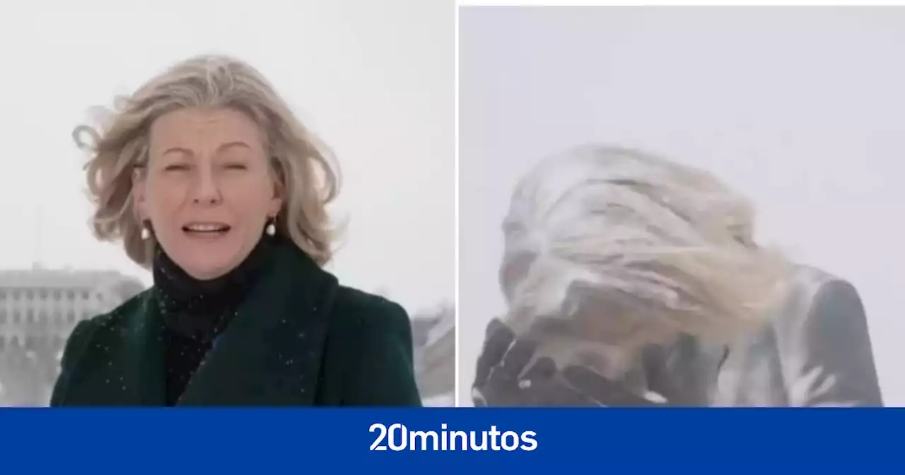 El momento en el que una reportera sufre el 'ataque' de una tormenta de nieve