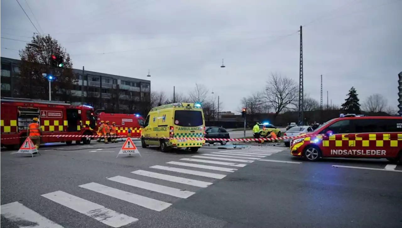 Færdselsuheld spærrer lyskryds: Brandvæsen og ambulance på stedet