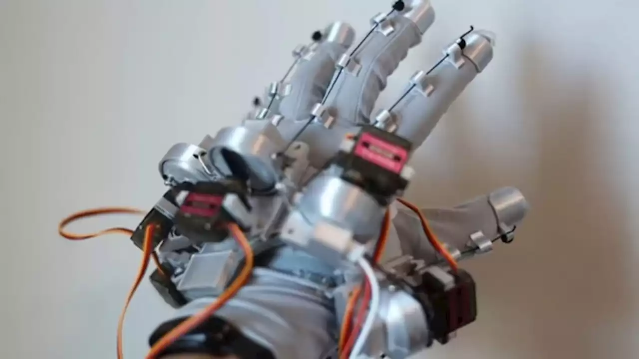 Tinkerer Makes His Own VR Gloves With Haptic Feedback, for $60 Only?