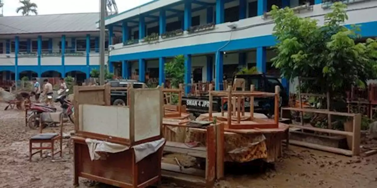 Pelajar SMA di Jayapura Bersihkan Sekolahan usai Diterjang Banjir | merdeka.com