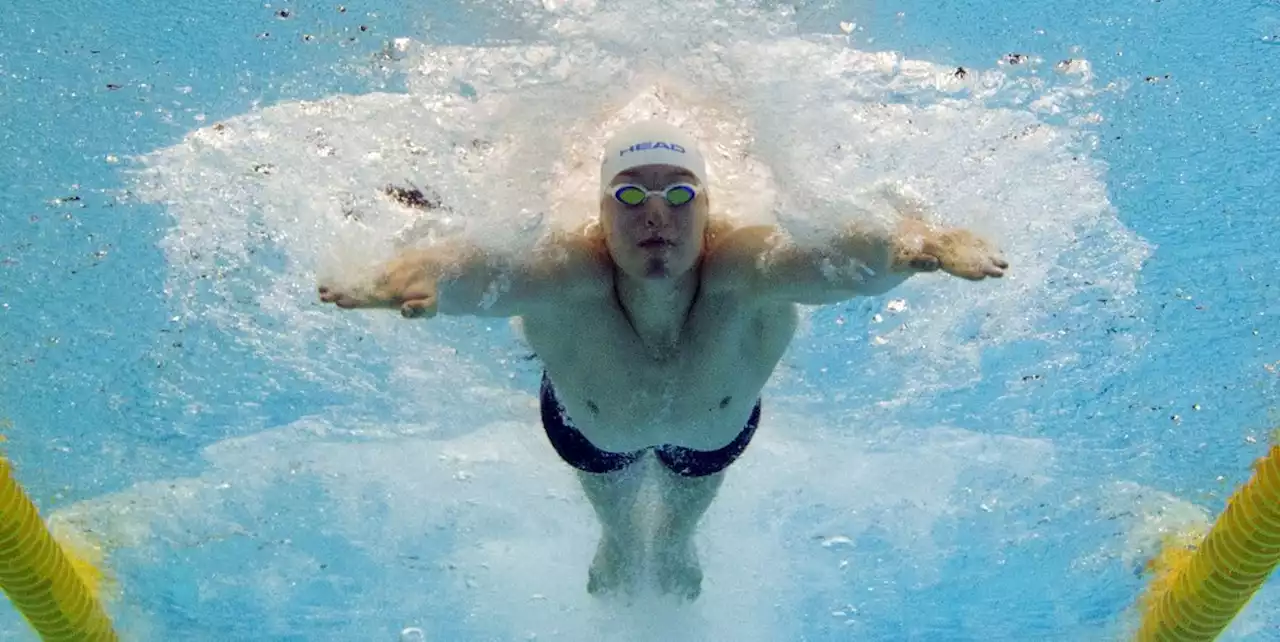 Cómo colocar brazos y piernas cuando haces natación