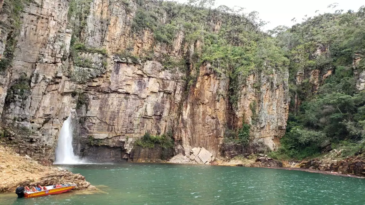 Felswand stürzt auf Touristenboote in Brasilien