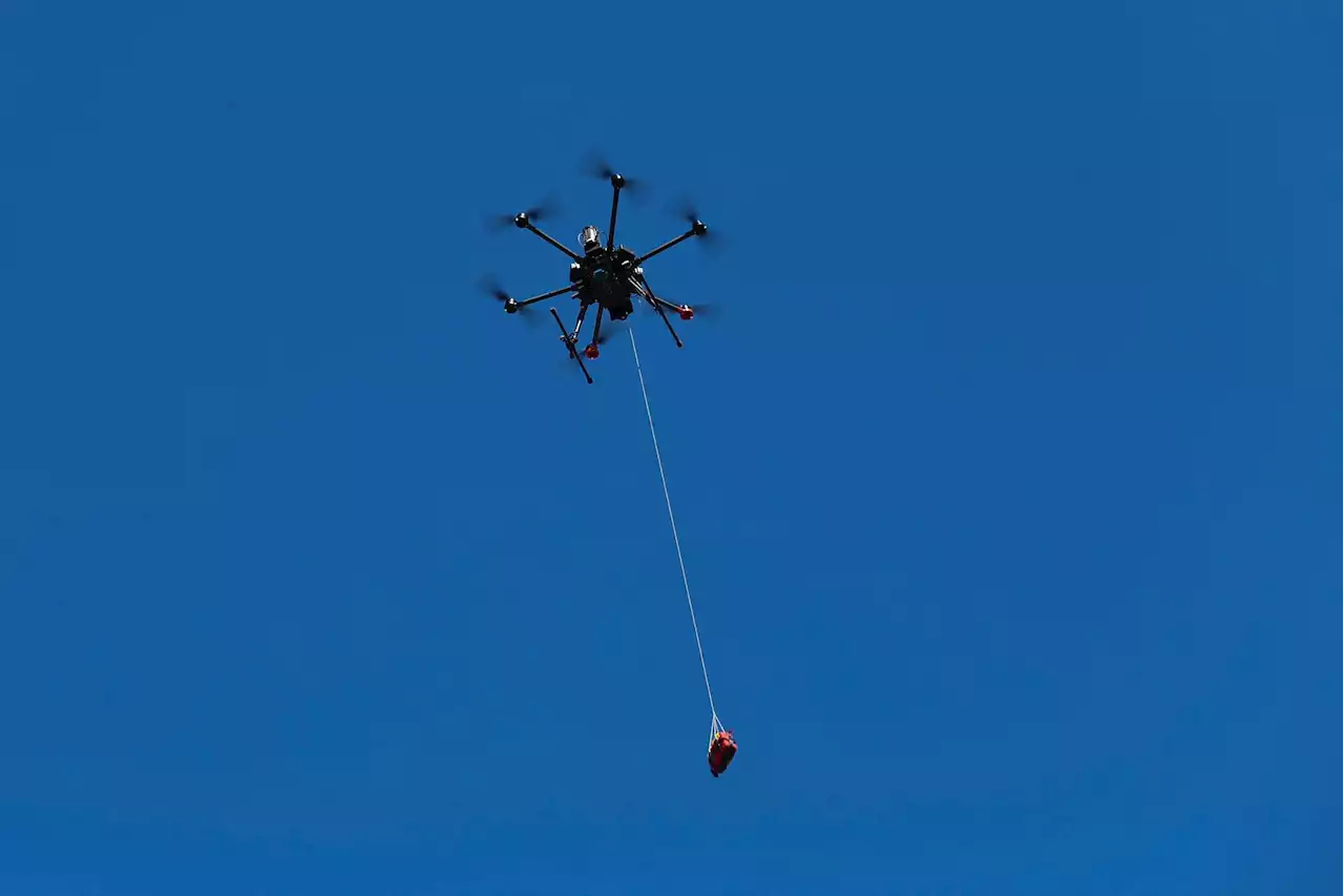 Måkte snø og falt om – fikk hjertestarter via drone