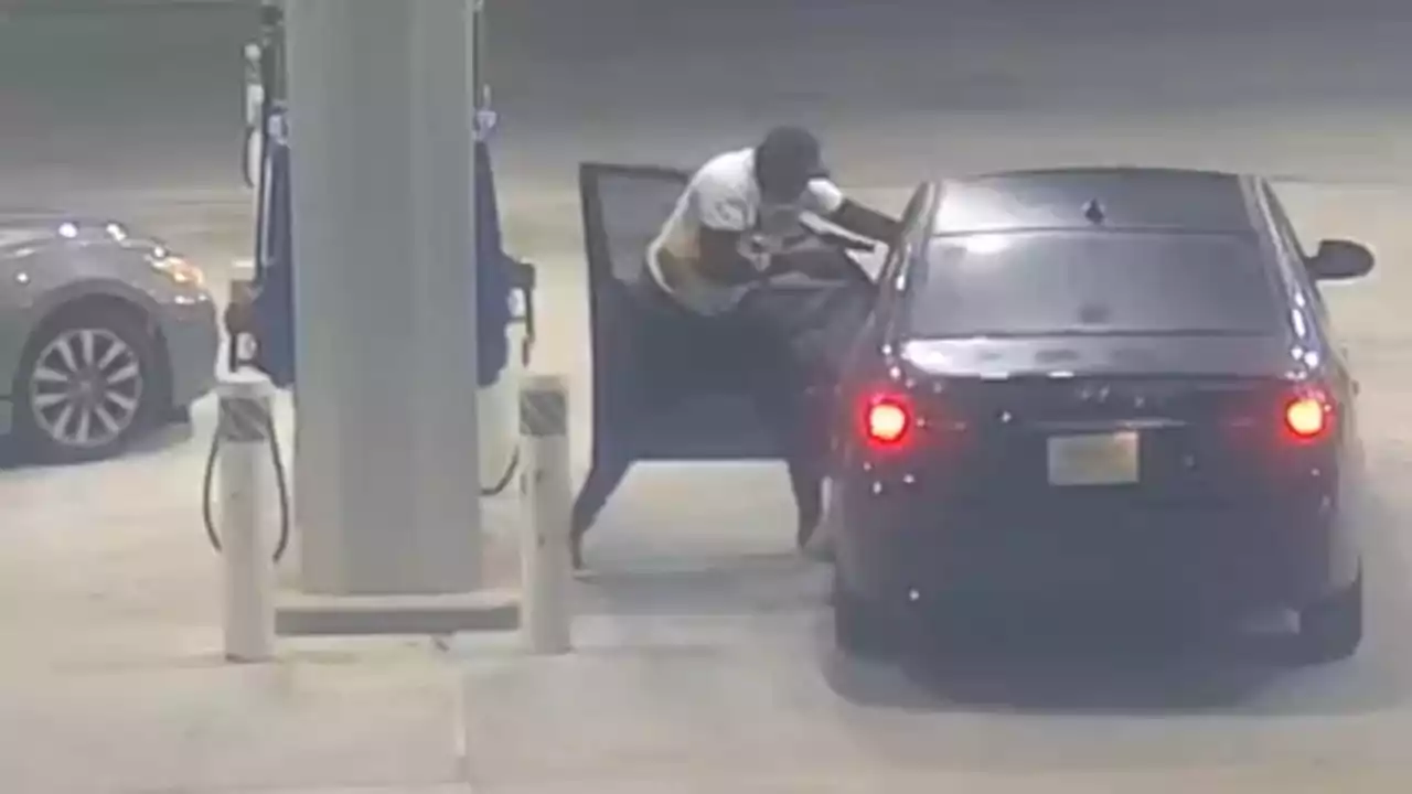 Man sitting inside car at gas station gets robbed by armed suspect in southeast Houston, HPD says