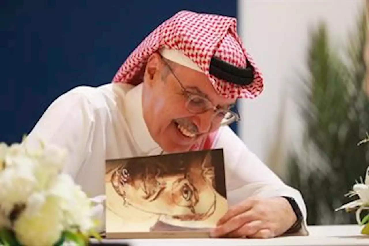 حضور كثيف للحصول على توقيع الأمير بدر بن عبدالمحسن لمجموعته الشعرية بمعرض الكتاب (صور)