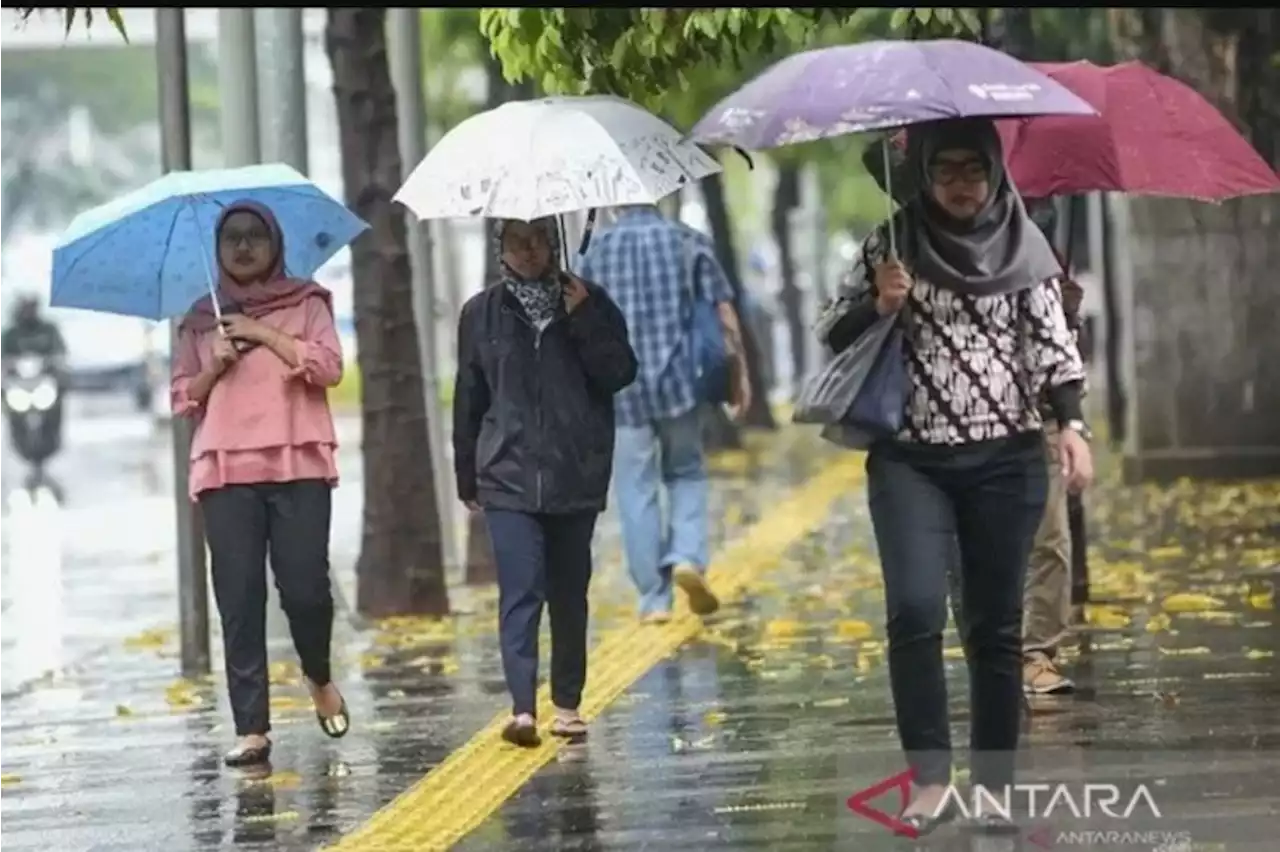 Hujan berintensitas sedang hingga lebat awali Oktober di kota besar