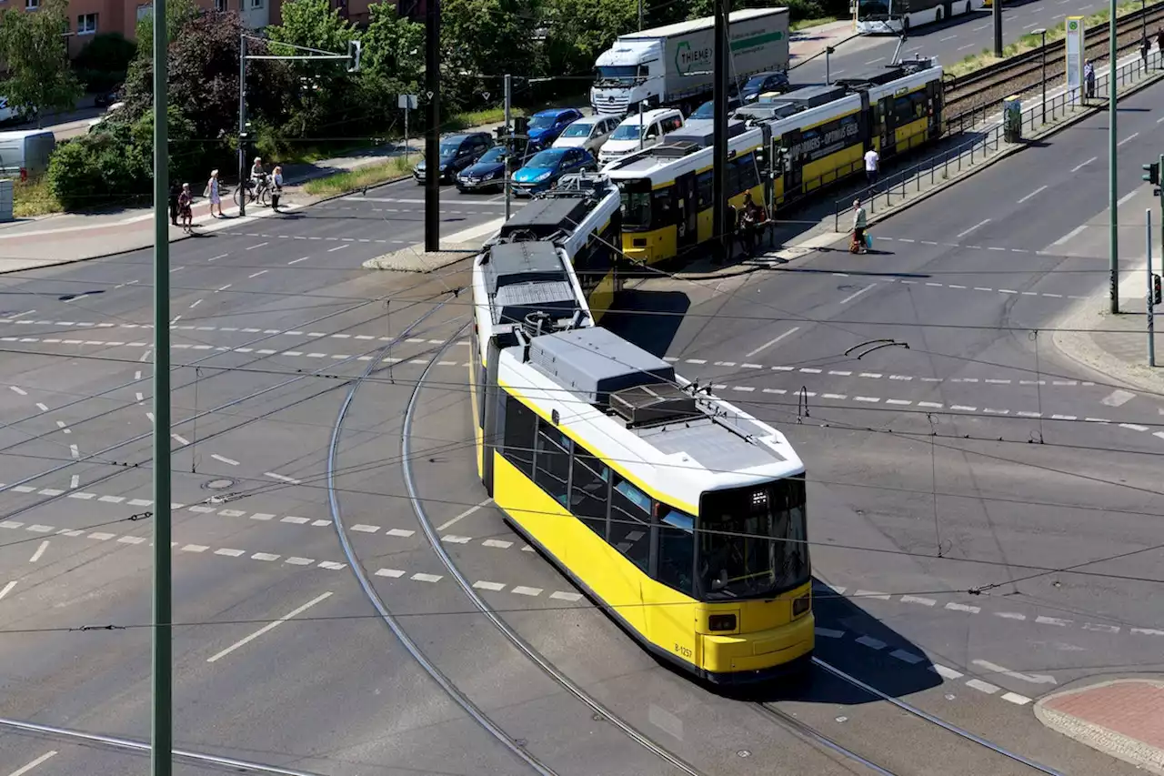 Schwerer Unfall mit Tram in Pankow: Auto mehrere Meter mitgeschleift