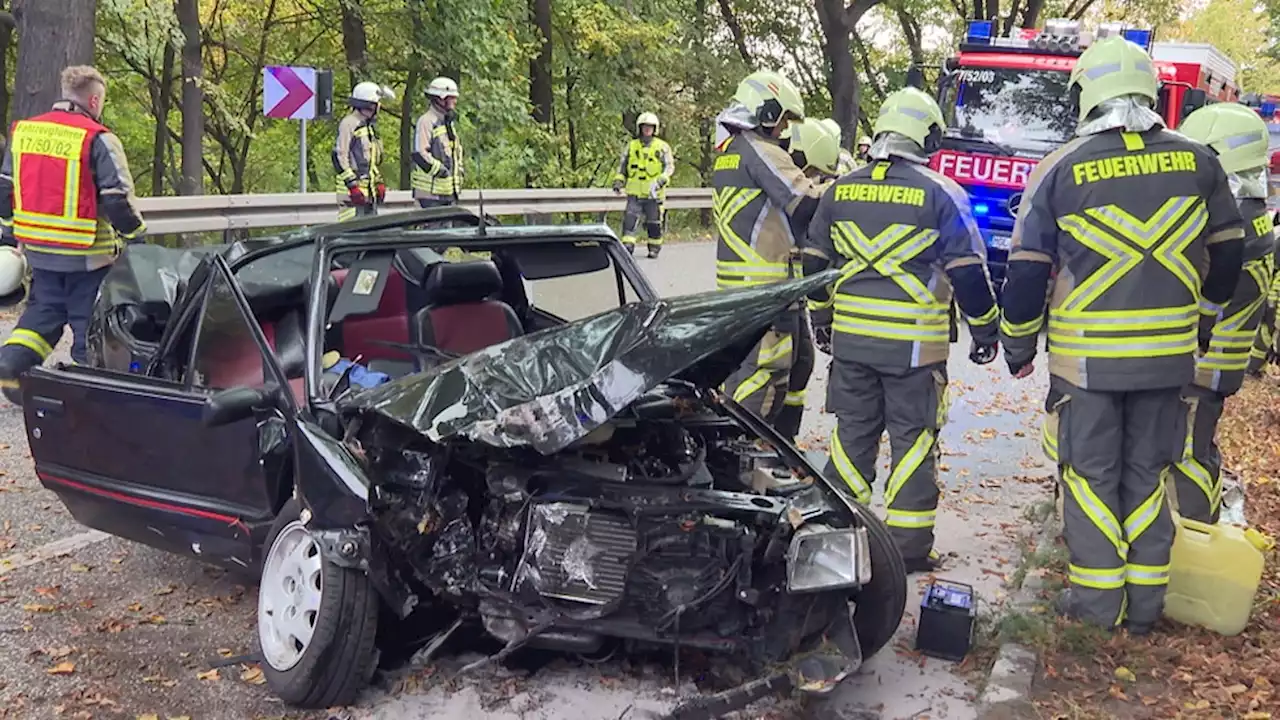 Cabrio schleudert auf regennasser Fahrbahn gegen Baum – zwei Schwerverletzte