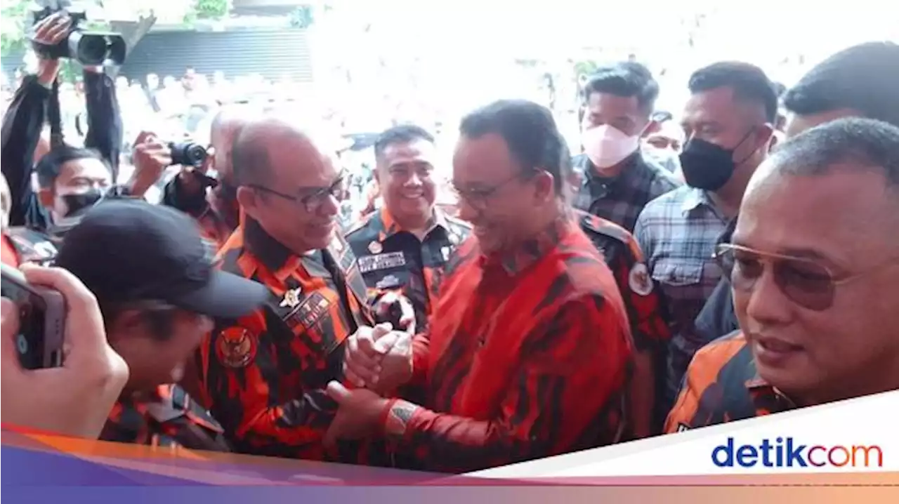 Gaya Anies Baswedan Berkemeja Loreng Pemuda Pancasila