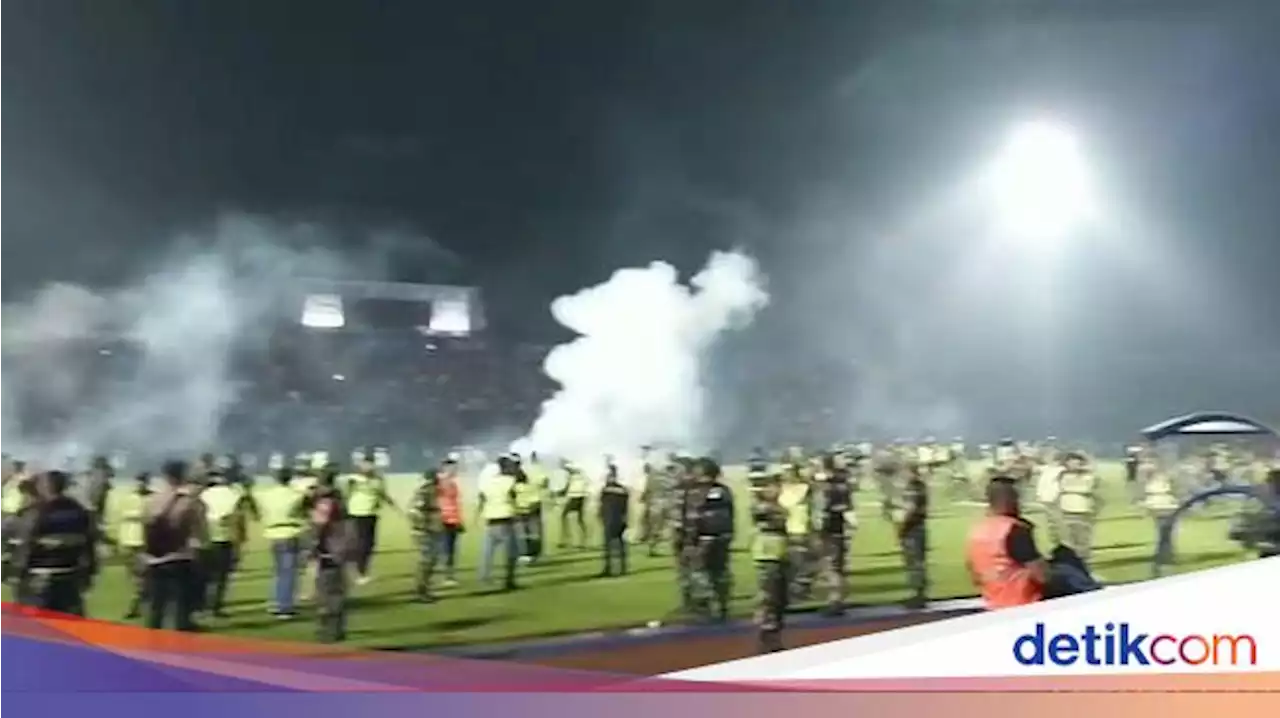 Paniknya Aremania hingga Jatuh Terinjak-injak Saat Gas Air Mata Ditembakkan