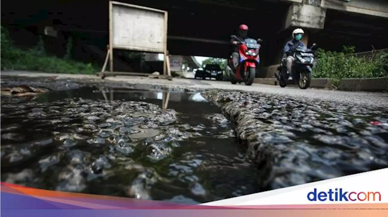 Parah! Jalan Rusak di Kalimalang Bekasi Tak Kunjung Dibenahi