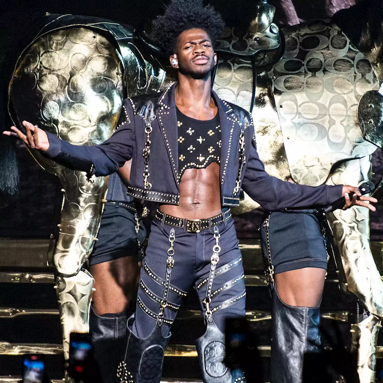 Lil Nas X Delays His Concert While Pooping Backstage - E! Online