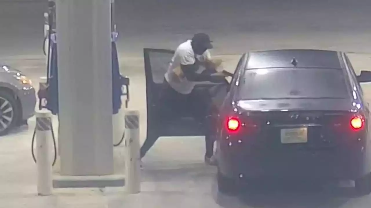 Brazen robbery caught on camera outside SE Houston convenience store