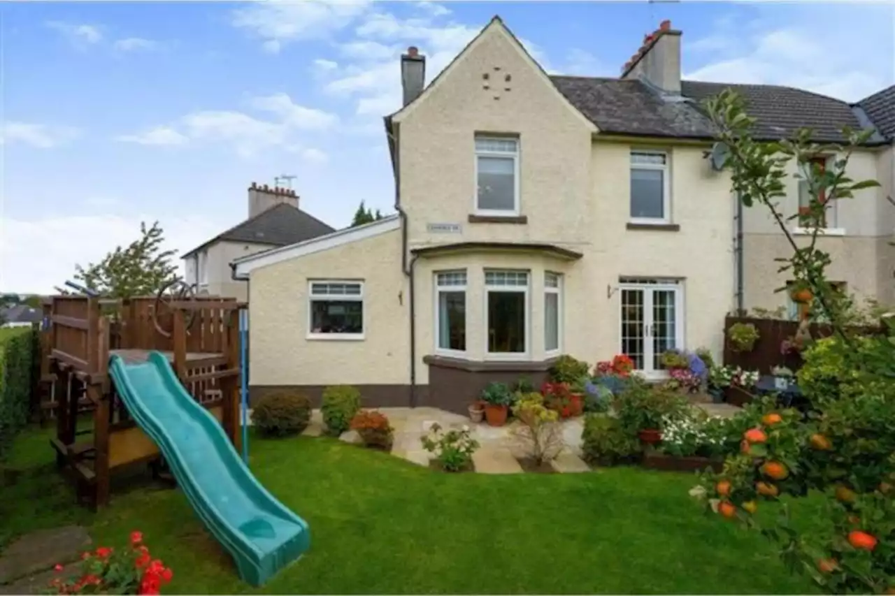 Immaculate semi-detached villa for sale in popular area of Glasgow