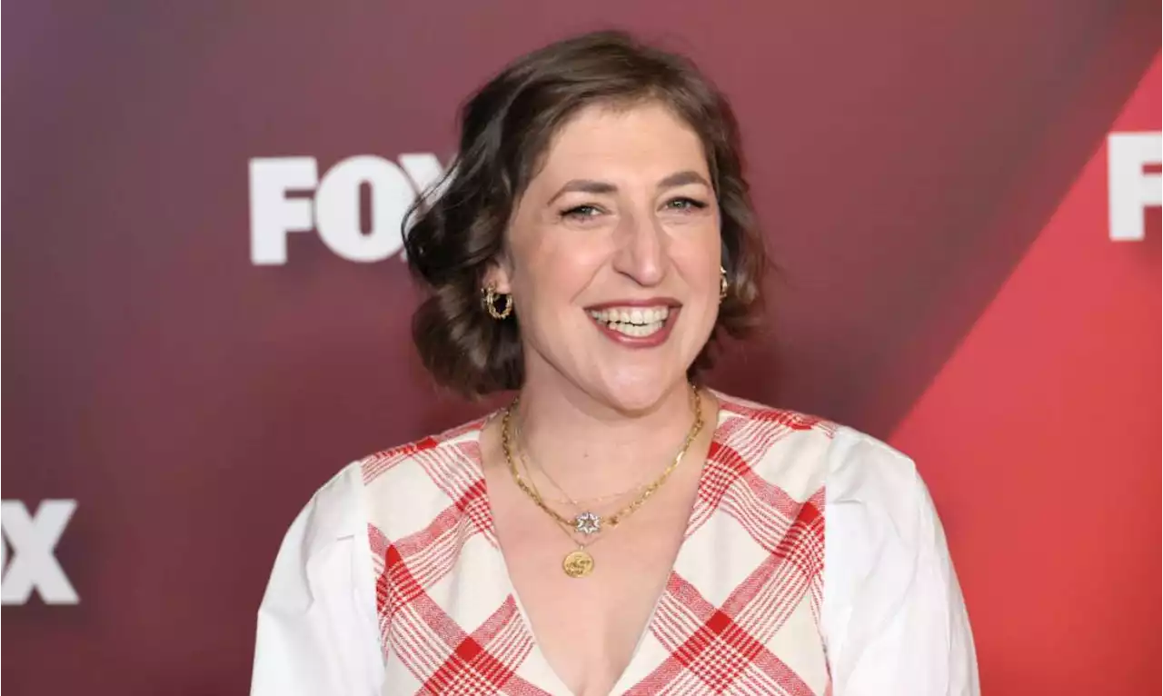 Mayim Bialik reveals her mom sends her fashion 'reports' on her Jeopardy outfits