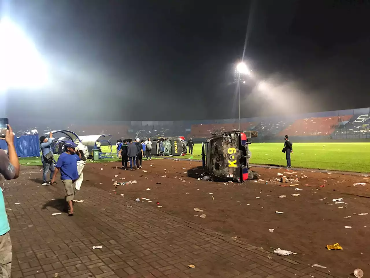 Arema FC Kalah Lawan Persebaya, Aremania Emosi Serbu Lapangan Rusak Fasilitas