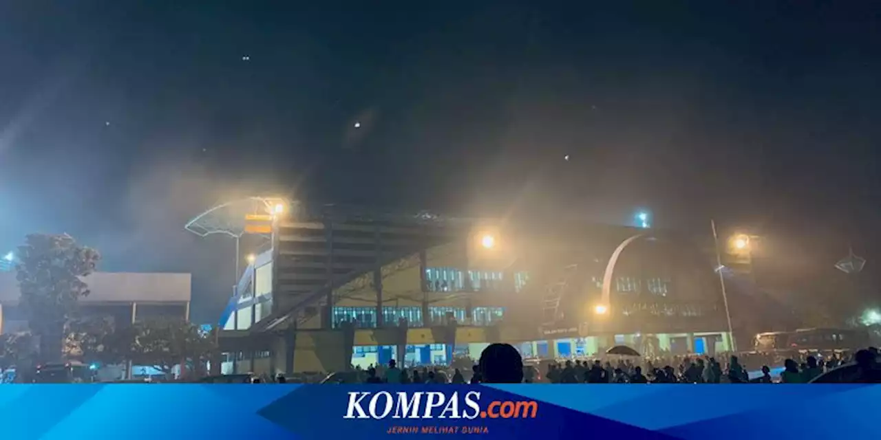 Derbi Jawa Timur Ricuh, Puluhan Suporter Pingsan Akibat Gas Air Mata