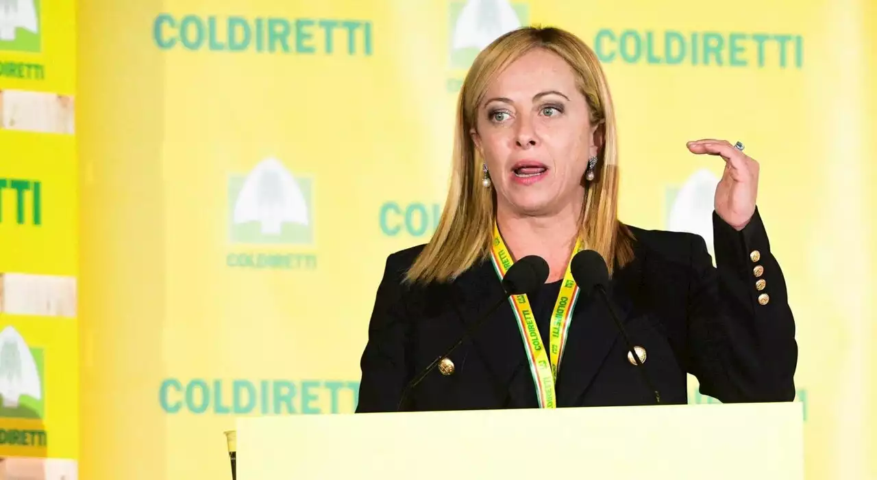 Giorgia Meloni: «Che umiliazione». Lei scherza sulla pedana sul palco di Coldiretti