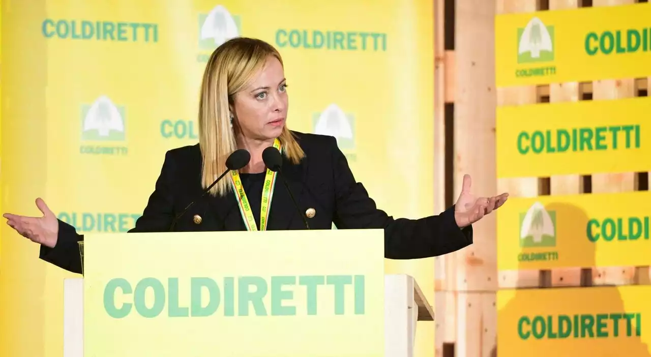 Giorgia Meloni: «Che umiliazione». Lei scherza sulla pedana sul palco di Coldiretti