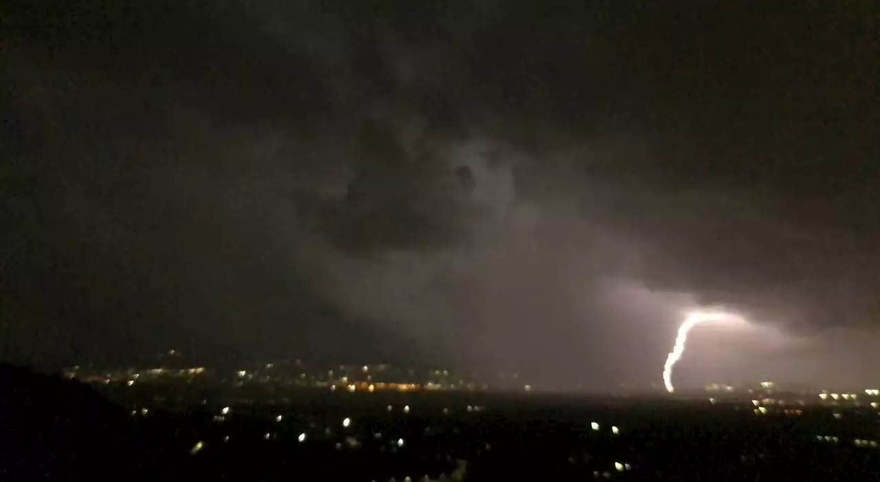 Maltempo Roma, bomba d'acqua sulla Capitale: tempesta di fulmini e traffico in tilt