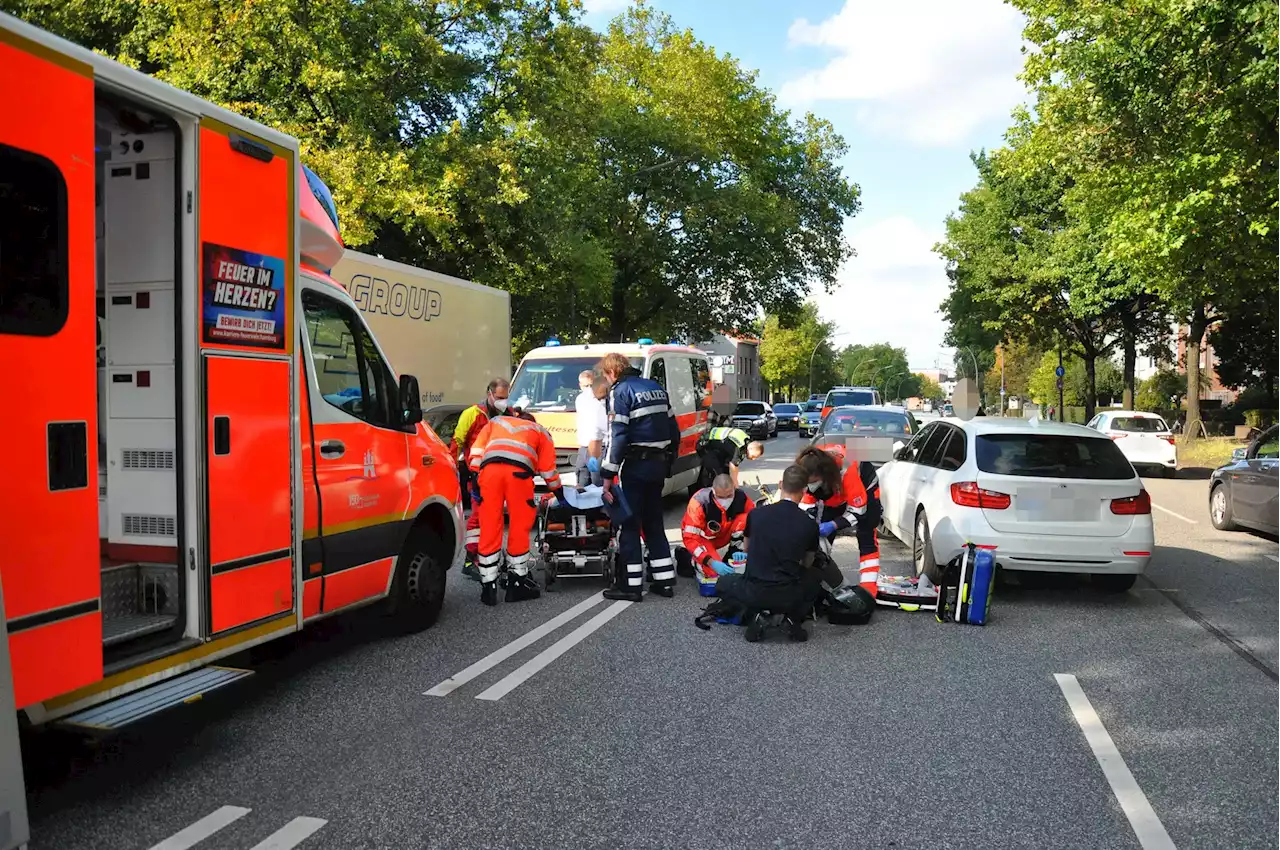 Crash in Hamburg: Drei Autos und ein Motorrad prallen zusammen