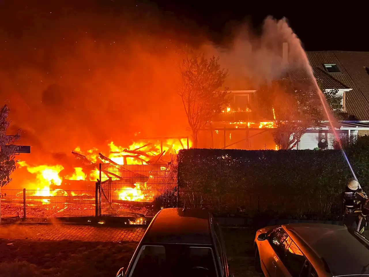 Großalarm bei Hamburg: Erst brennt ein Carport – dann das Haus