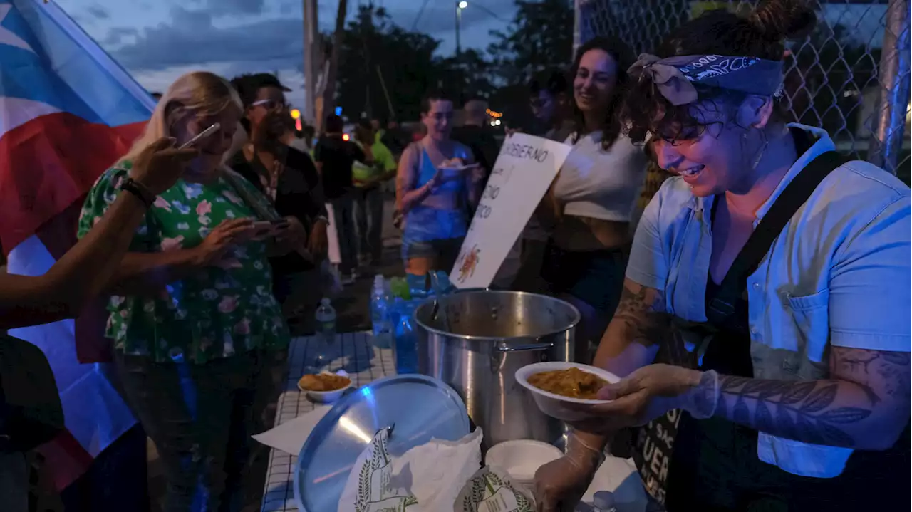 Vecinos en Puerto Rico se apoyan, mientras huracanes ponen a prueba al gobierno