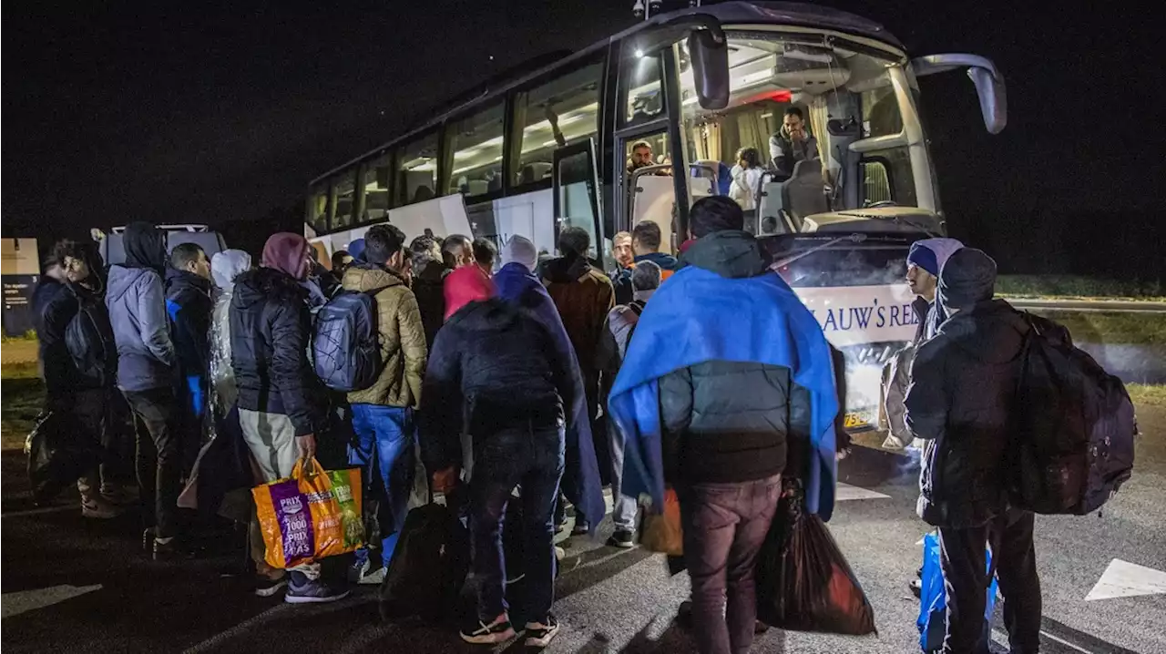 Organisaties bieden met bussen beschutting voor regen bij Ter Apel