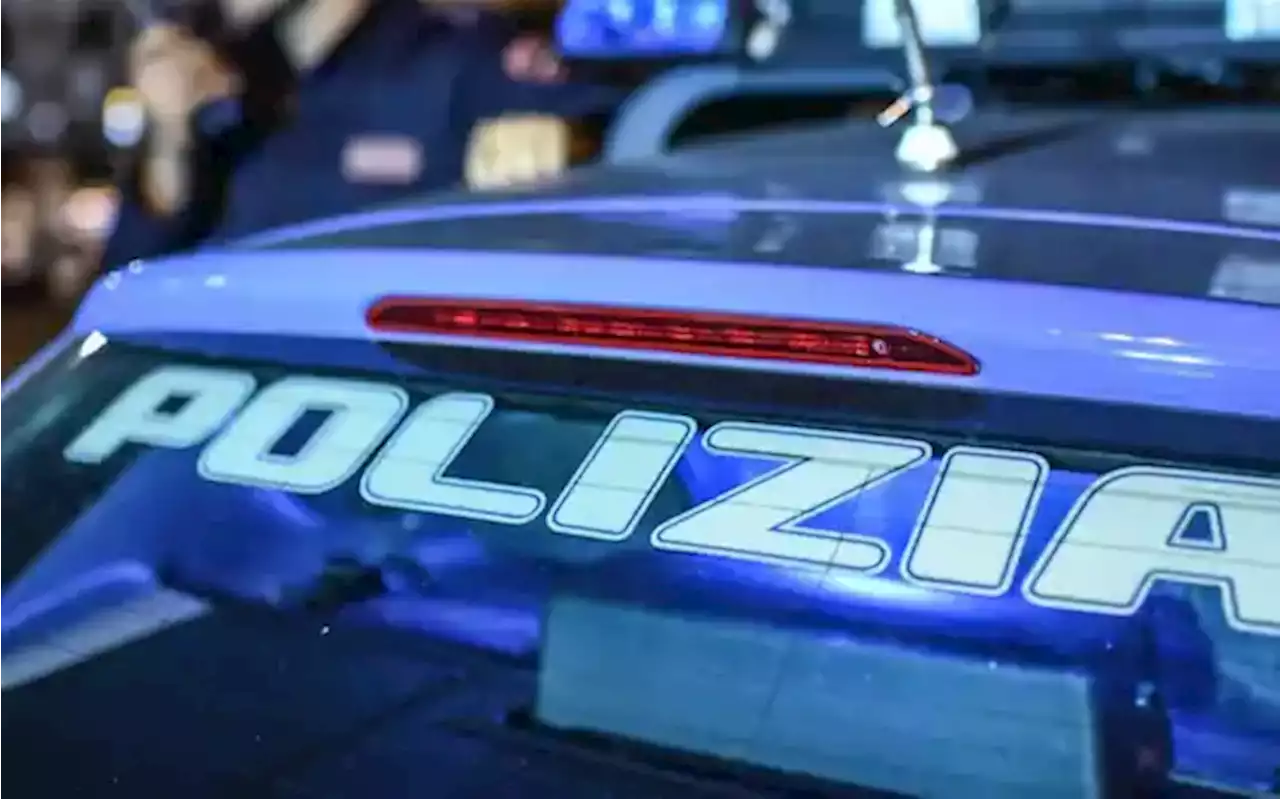 Palermo, prende a calci e pugni l'auto della polizia: arrestato 19enne