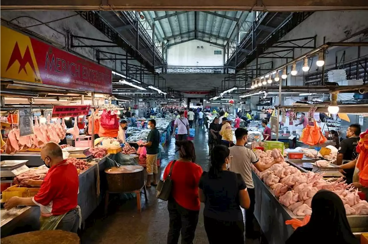 Singaporeans allegedly smuggling fresh chicken from Johor