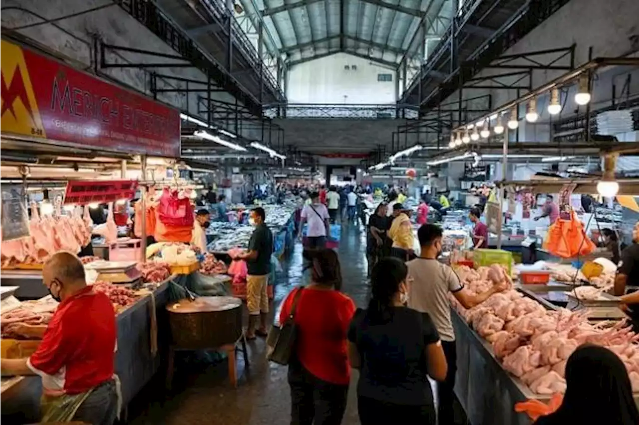 Singaporeans allegedly smuggling fresh chicken from Johor