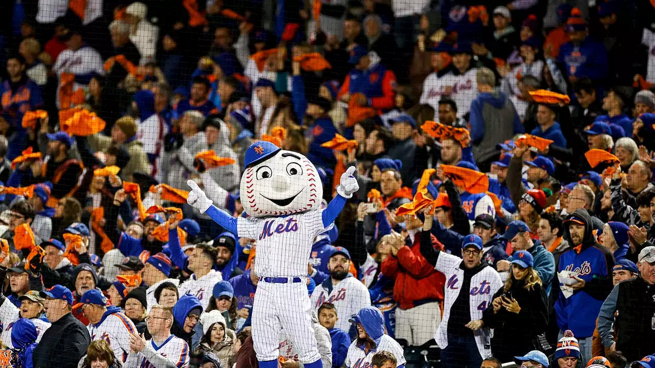 Mets blare trumpets for Edwin Diaz's entrance down four runs, baseball fans scratch their heads