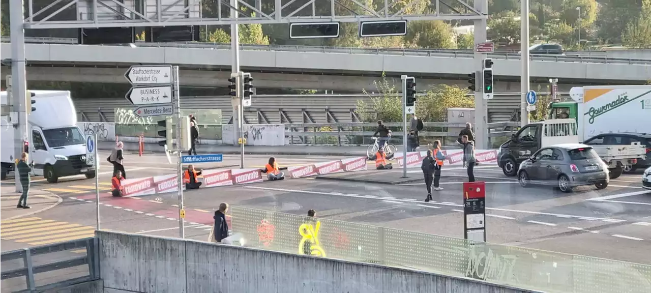 Klimaaktivisten: Uni-Professorin klebt sich auf Strasse fest – LKW fährt fast in Demonstranten