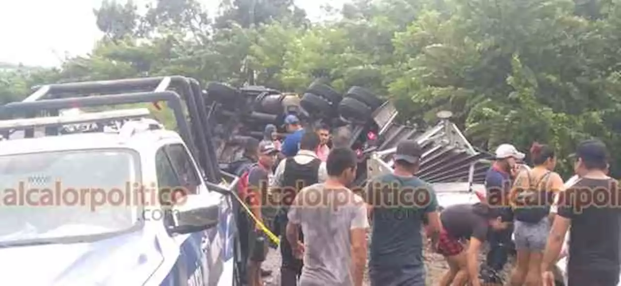 Vuelca tráiler con cerveza y realizan rapiña, en San Andrés Tuxtla