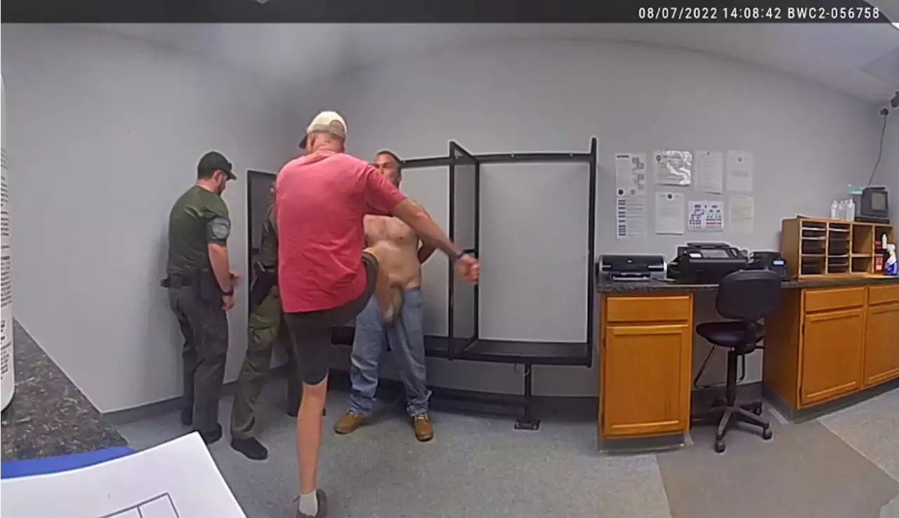 Ex-sheriff's deputy seen kicking prisoner defends actions