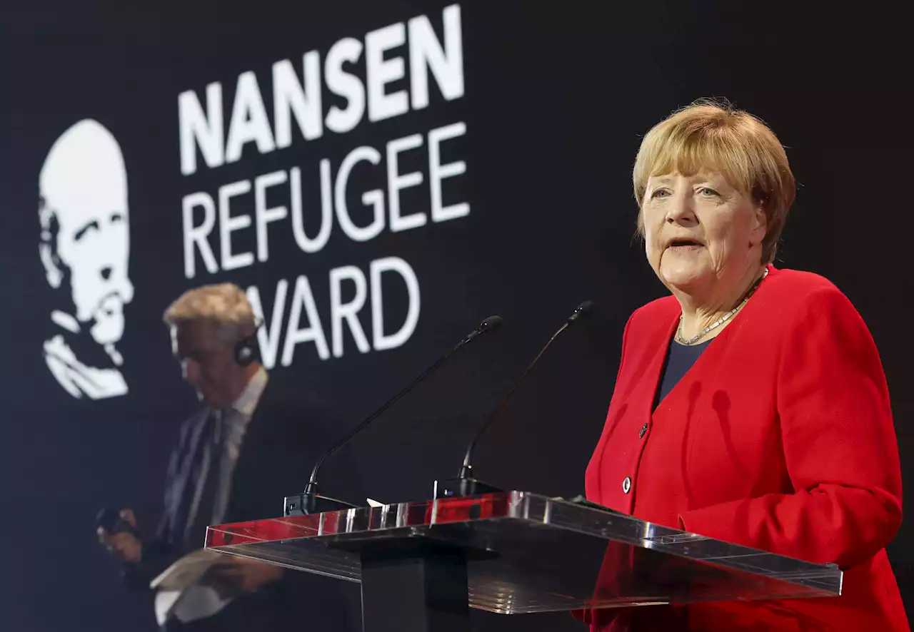 Merkel praises others as she accepts UN refugee agency award