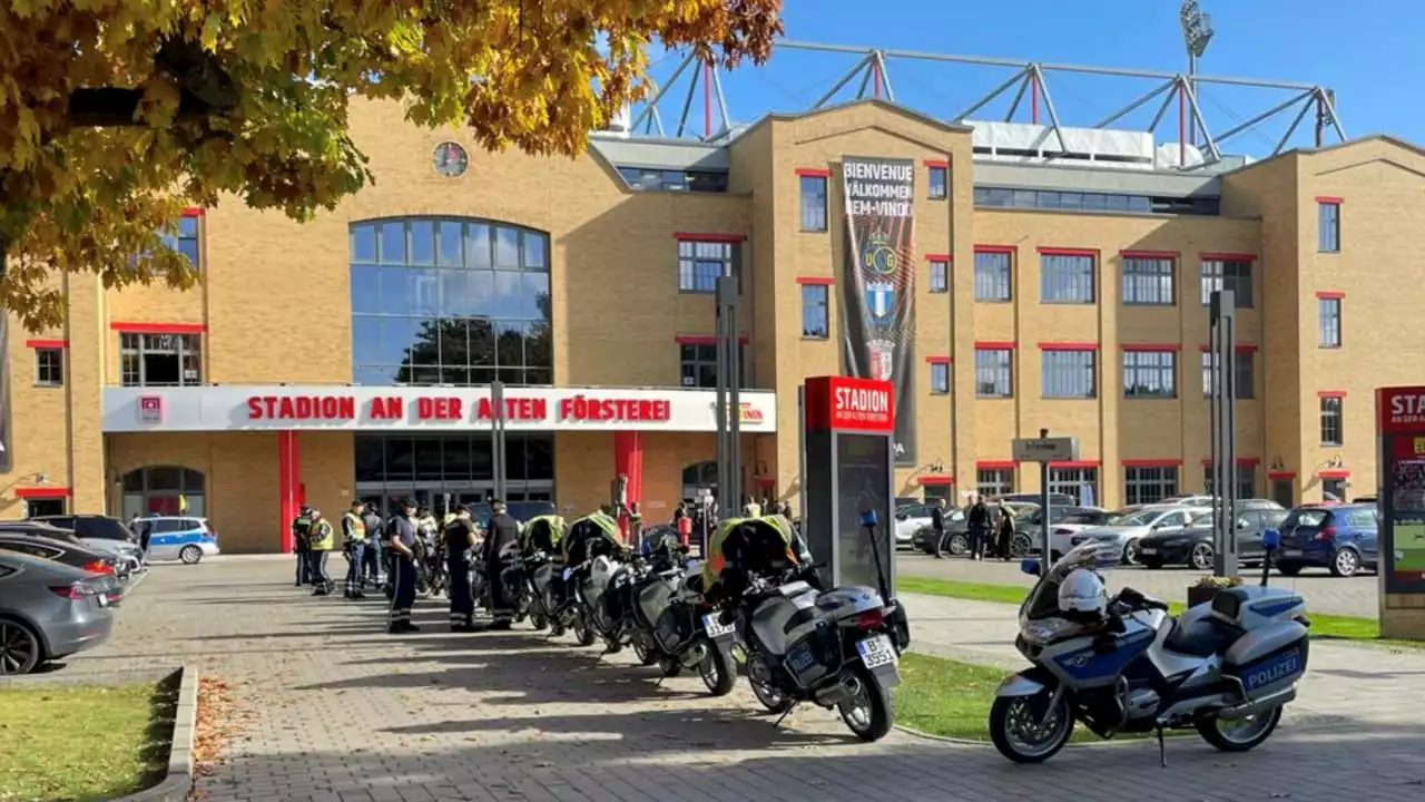 Mit Polizei-Eskorte: Ungarns Staatschef Orban in der Alten Försterei